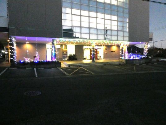 ライトアップされた建物の外観  