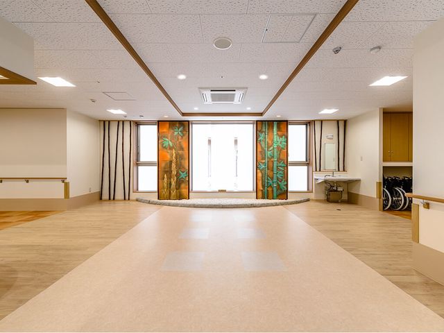 温かな雰囲気の空間 ラウンジ 自然光が差し込む明るい空間です。思い思いにくつろぎ、活動がしやすいデザインになっています。