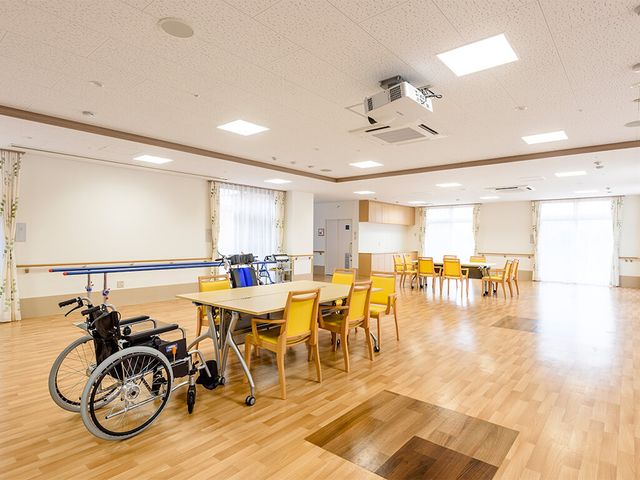 広々とした多目的室 多目的室 明るい多目的室です。リハビリ器具やテーブルがあり、活動に合わせた利用が可能です。