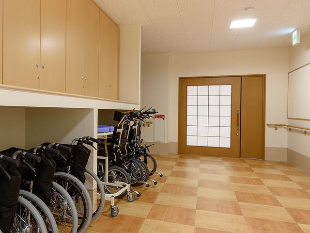 車椅子が並ぶ廊下 廊下 複数の車椅子が整然と並ぶスペースで、移動がスムーズです。広々とした環境が特徴です。