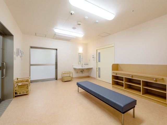 設備の整った休憩室 休憩室 広々としたデザインで、リラックスしやすい休憩室です。自然光が心地よく入る空間になっています。