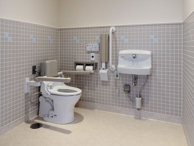 使いやすいトイレ トイレ トイレ内は広々としており、手すり付きで安全面に配慮されています。介助が必要な方も安心です。