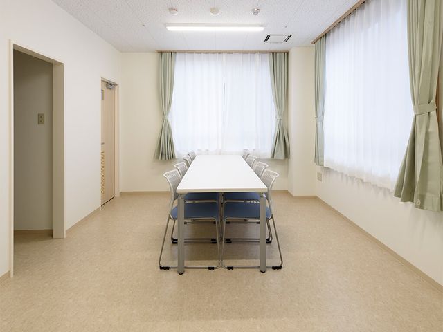 明るい会議室 多目的室 広々とした空間に自然光が差し込む多目的室です。快適な環境での会議が可能です。