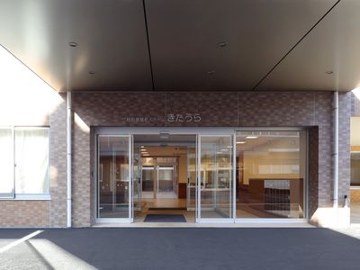明るい建物の入口
