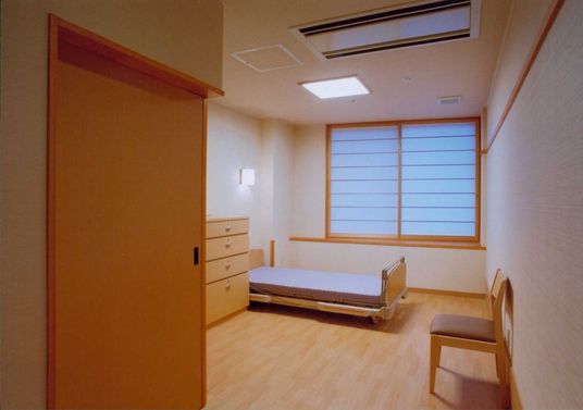 落ち着いた色合いの居室