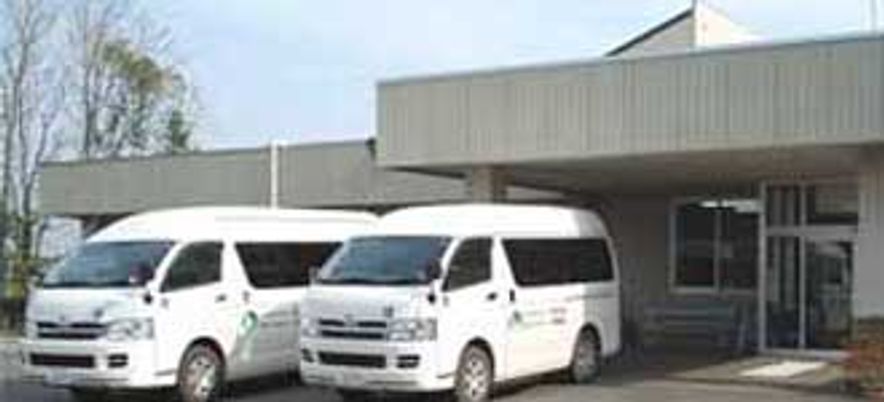 送迎車のあるエントランス