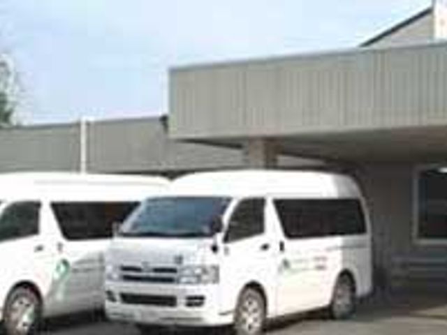 送迎車のあるエントランス エントランス 施設の送迎車が停まるエントランスです。快適な送迎サービスが利用可能です。