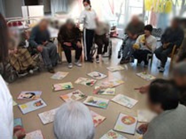 絵本活動ルーム 多目的室 温かみのある多目的室で絵本活動が行われています。和やかな雰囲気の中で交流が可能です。