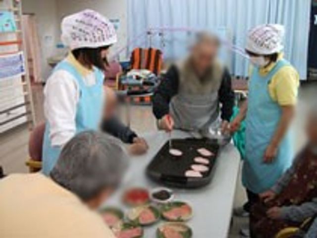 調理活動の様子 多目的室 利用者とスタッフが一緒に調理を楽しんでいます。温かな交流が生まれる場所です。