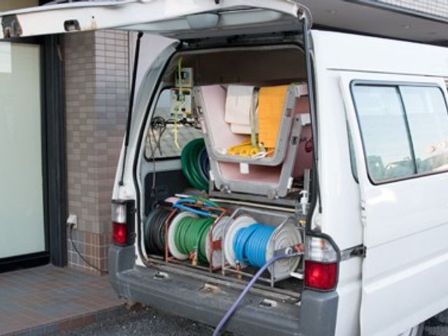 整備された白い車 外観 手入れの行き届いた白い車が、日常のお出かけや通院の際のサポートを想起させます。