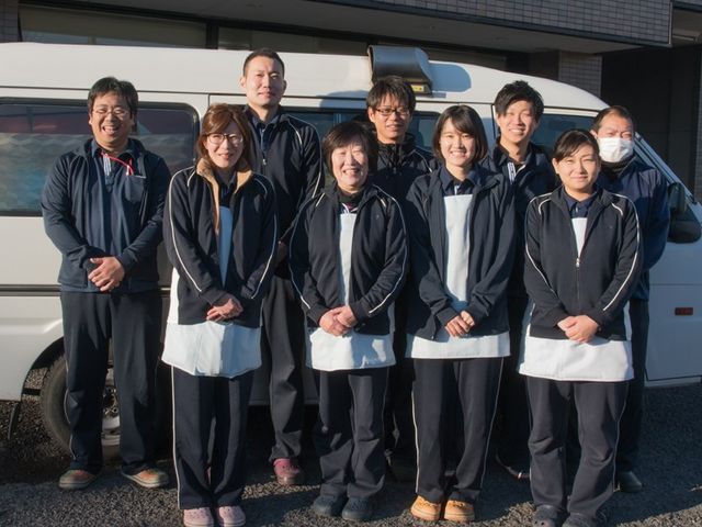 スタッフ集合の様子 スタッフイメージ 笑顔で集まるスタッフのチームが、皆様の快適な生活をサポートいたします。安心のサービスをご提供します。