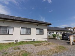 明るい外観の建物