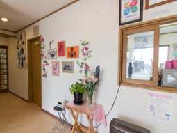 廊下の壁に飾られたアート