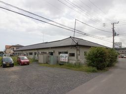 広々とした施設の外観