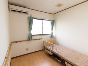 居室内のベッドとエアコン