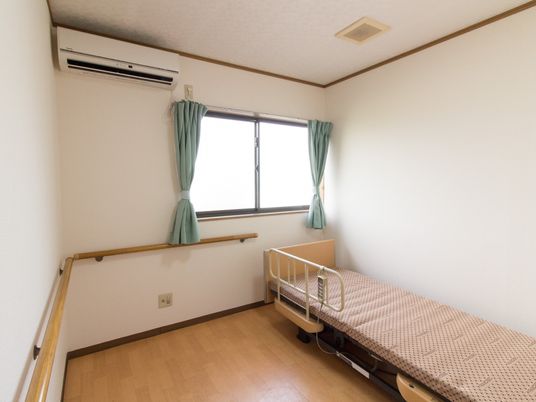 居室内のベッドとエアコン