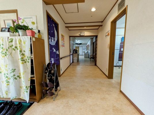 明るい廊下の出入口  