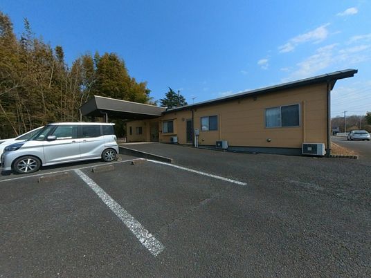 駐車場付きの外観