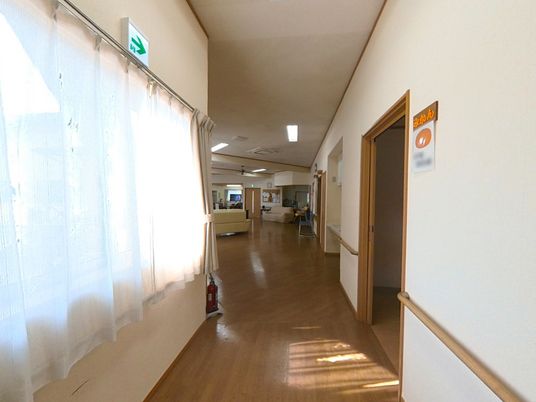 光が差し込む廊下
