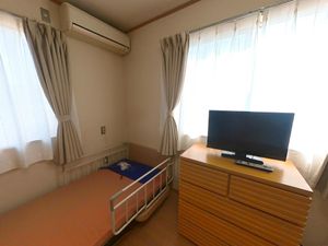 明るい室内の居室  