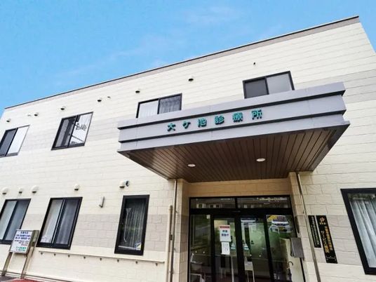 病院風の建物外観  