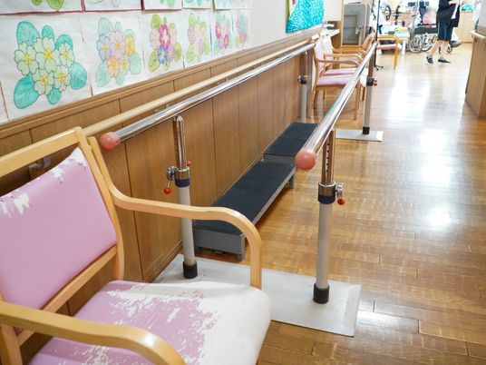 手すり付きの明るい廊下