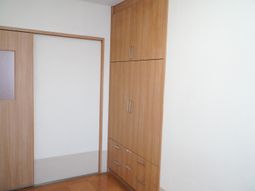 清潔な木目調のクローゼット