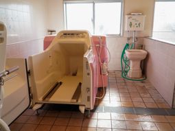 バリアフリー設計の浴室