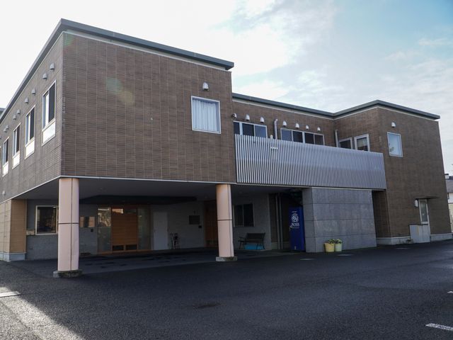広々とした施設外観 外観 落ち着いた色合いの建物外観です。入口は清潔感があり、開放的な雰囲気が迎え入れます。