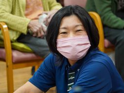 笑顔の女性と背景の人々