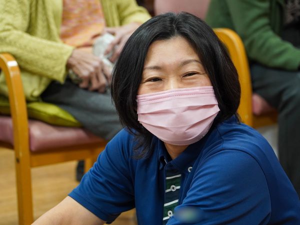 笑顔の女性と背景の人々