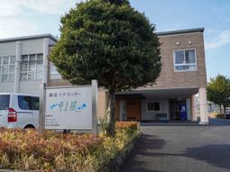 樹木と建物のエントランス