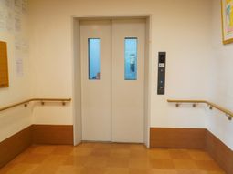 明るい廊下のエレベーター前