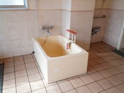 明るい浴室の様子