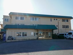 明るい外観の建物