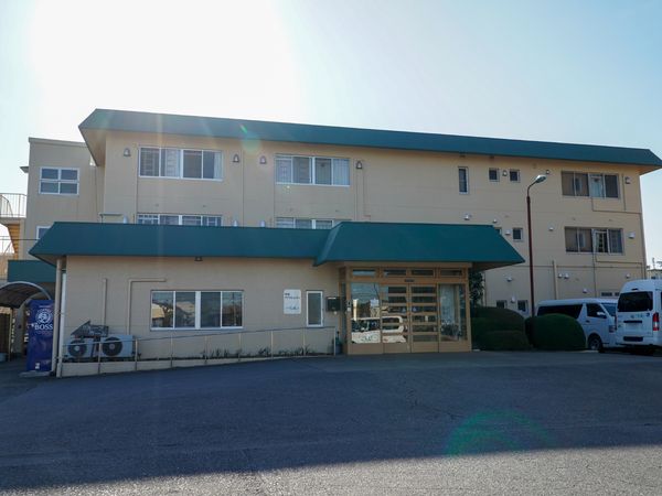 明るい外観の建物