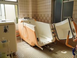 特殊浴槽のある浴室