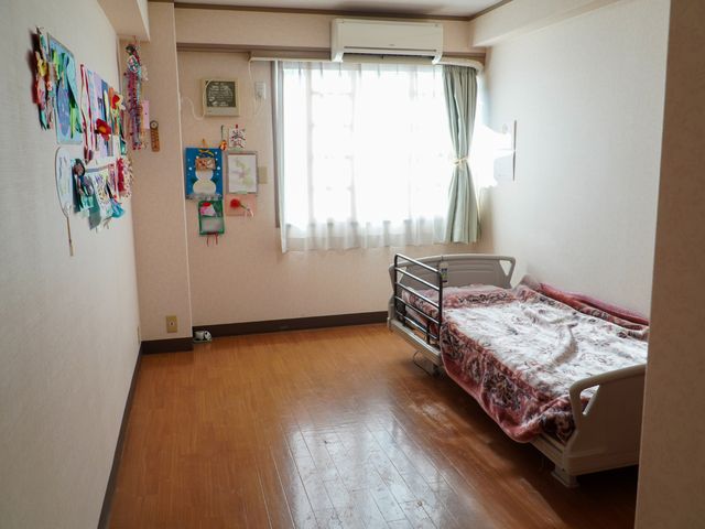 居室の明るい様子 居室 温かみのある装飾が施された居室です。窓からの自然光で明るく、快適な空間が保たれています。