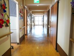 明るい廊下と手作り飾り