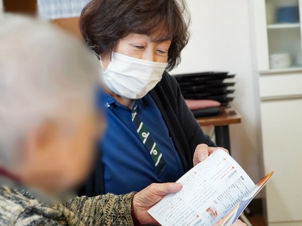 スタッフが資料を手渡す様子