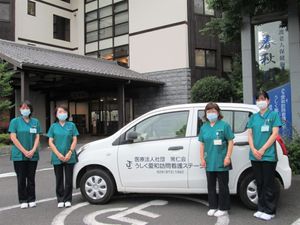 スタッフと車両の外観  
