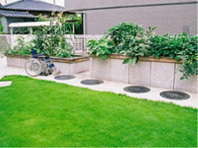 緑豊かな施設の庭