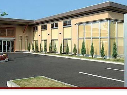 明るい建物外観  