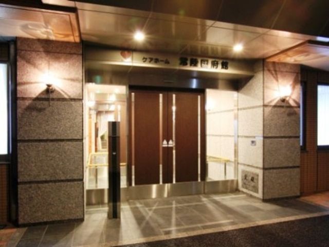 エントランスの明るい風景 外観 歓迎感のあふれるエントランスは、訪れる方々を心地よく迎え入れます。ゆったりとした空間で、仕事の第一歩を踏み出しませんか。