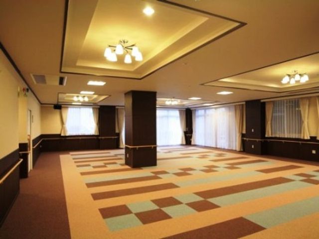 広々とした明るい多目的室 共有スペース ゆとりが感じられる広々とした空間では、利用者の皆様が様々な活動を楽しむことができます。自然光が差し込む窓辺で、心地よい時間をお過ごしいただけます。