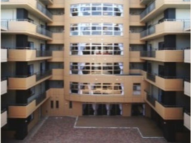 多階層の明るい内観 外観 開放感のある中庭が見える、ゆとりを持った設計の施設です。心地よい環境で働きたい方に適した空間を提供しています。