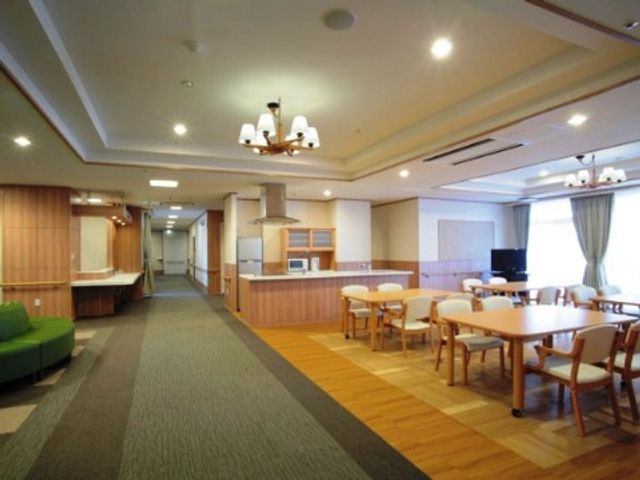 広々とした快適な食堂 食堂 床の色分けが行き届いた清潔なダイニングルームです。職員と入居者が交流する中心的な場所であり、明るく開放感のある環境が魅力です。