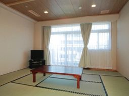 明るい和室の居室