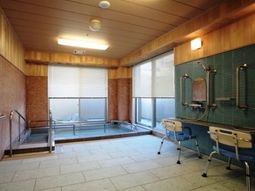 広々とした明るい浴室