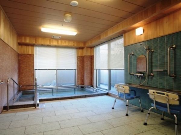 広々とした明るい浴室
